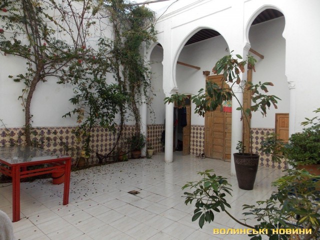 Біля марокканського будинку
